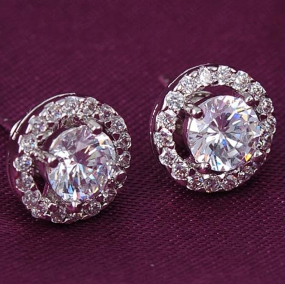 Gorgeous!🤩18K Platinum Plated Halo Stud Earrings